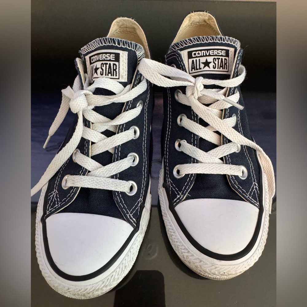 Navy Blue Converse Women’s sz 6